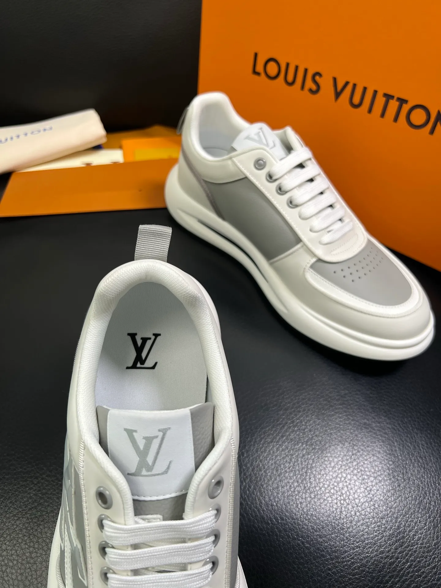 Men's shoes💰800 Lv 🔍Top purchasing agent🇮🇹 Louis Vuitton, the sports sneaker counter is synchronized, the uppers are imported from Italy, high-quality splicing colorful and complex crafts, the imported mesh padding is soft and comfortable, soles: original soles specially provided by the original factory, T men's men's shoes 💰U exclusive movable molded soles are super comfortable, original factory and single goods, 🔍🔍high quality, you can enter and exit the counter at will, welcome to compare, code number 38-44 (customized 45) 85871